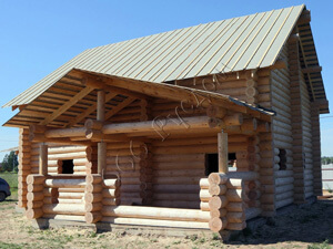 Сруб деревянного дома с большой рубленой верандой